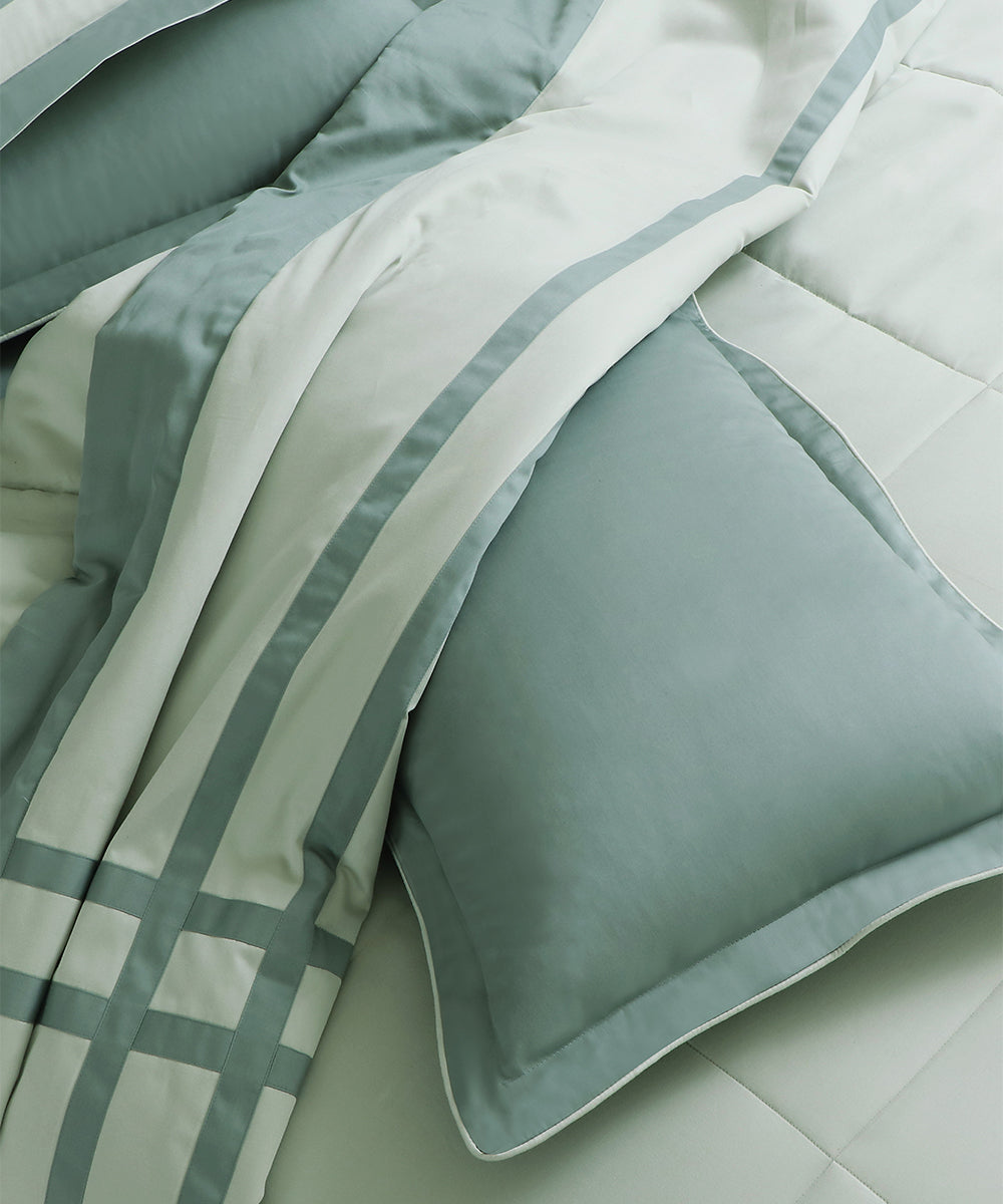 600 Thread Count Imperial Border – Arctic Mist